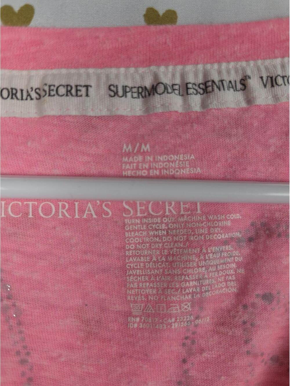 Victorias Secret ANGEL BLING WINGS Neon V neck SUPERMODEL ESSENTIALS Tee Shirt - Picture 5 of 9